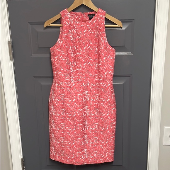 Ann Taylor Dresses & Skirts - Ann Taylor Factory woven coral abstract print Sleeveless  sheath dress size 00